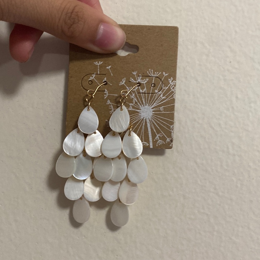 White dangle earrings - Picture 1 of 1